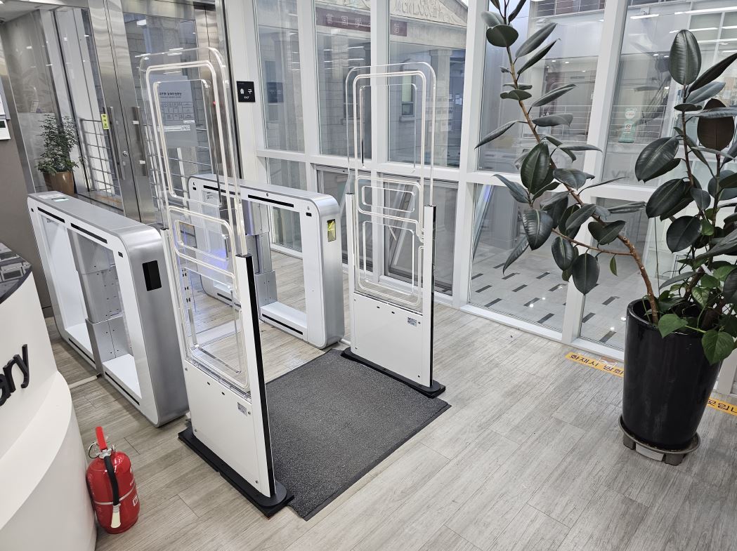 Seoul National University (Law Building)_RF loss prevention device installation-1.JPG