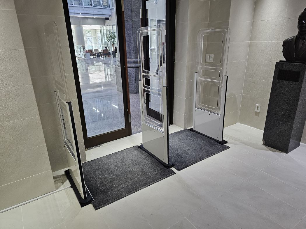 Seoul National University (Law Building)_RF loss prevention device installation-3.JPG