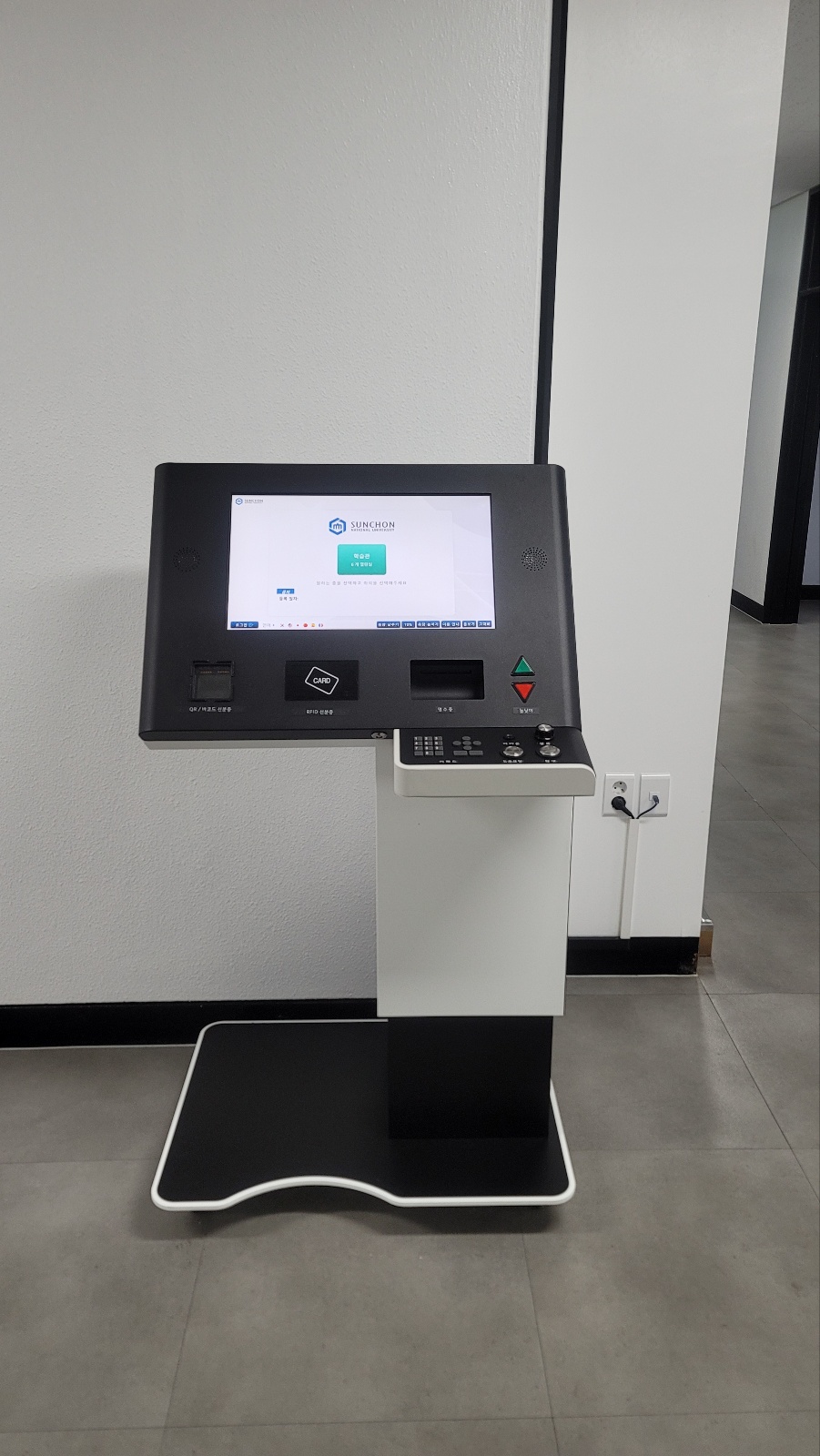 Barrier-Free_Seat ticketing kiosk(DOMAIN600)-3.jpg