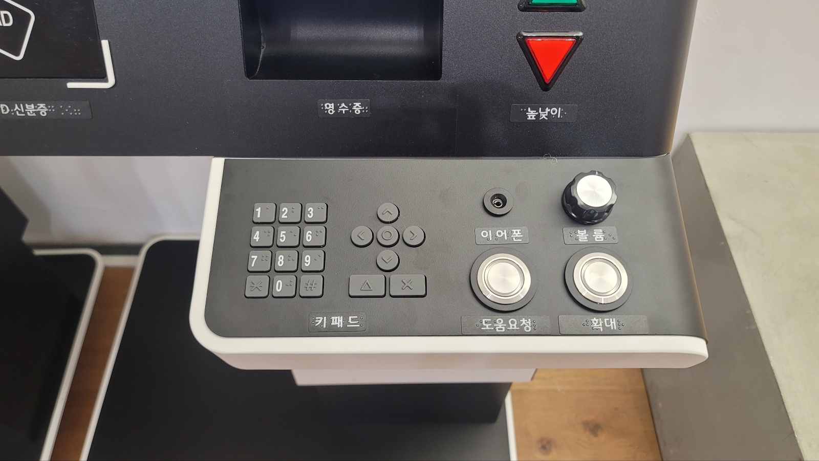 Barrier-Free_Seat ticketing kiosk(DOMIAN600)-2.jpg